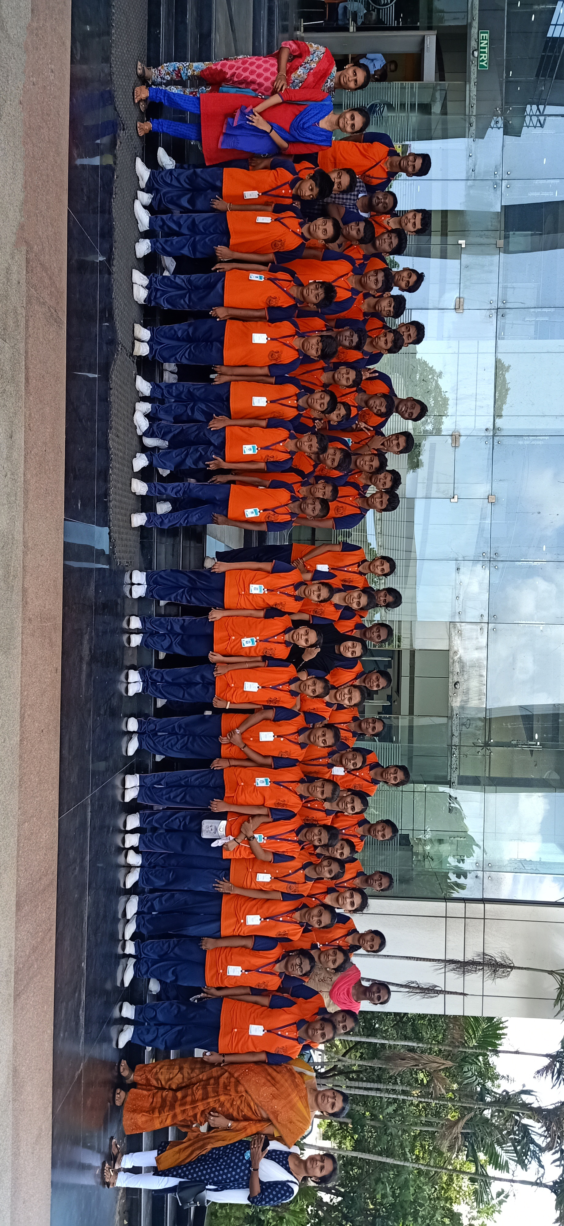 Picture of childern and teachers who went for education tour