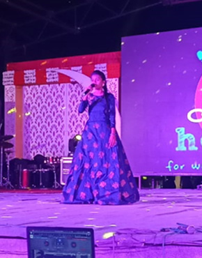girl singing on the mic